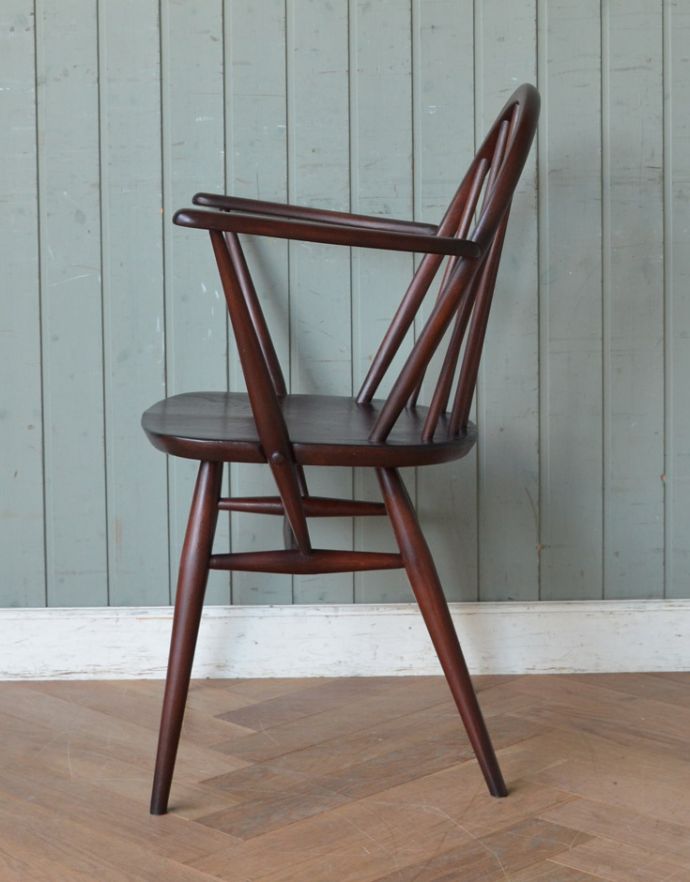 アーコールチェア　アンティーク チェア　肘掛付きのシンプルな椅子、アンティーク アーコール フープバックアームチェア(６本タイプ)。どこから眺めてもスッキリしていて、現代の家具ともすんなり溶け込んで相性バツグンなのが人気の秘密。(ear-6a-k)