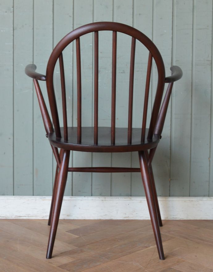 アーコールチェア　アンティーク チェア　肘掛付きのシンプルな椅子、アンティーク アーコール フープバックアームチェア(６本タイプ)。後ろから見ても絵になってしまうんです。(ear-6a-k)