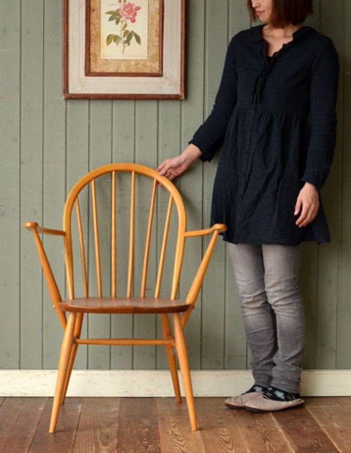 アーコールチェア　アンティーク チェア　肘掛付きのシンプルな椅子、アンティーク アーコール フープバックアームチェア （ワイド）。このアーコールはハの字に広がった脚がポイント！アームがあるので、ちょっと一息つくのにもってこいのデザインですよ。(ear-6al-a)