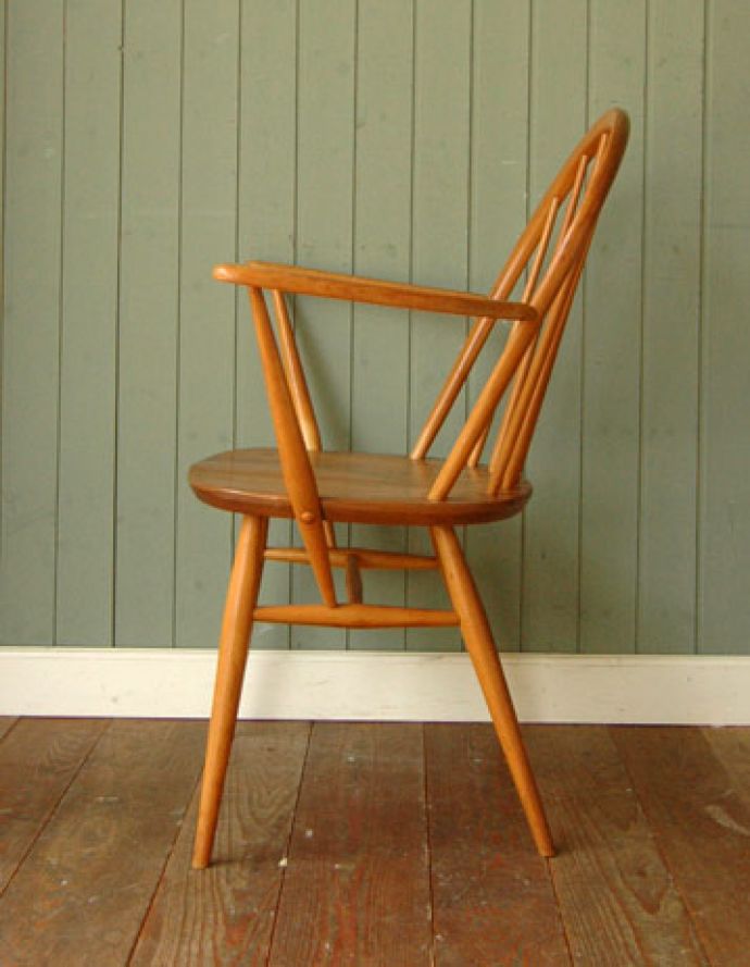 アーコールチェア　アンティーク チェア　肘掛付きのシンプルな椅子、アンティーク アーコール フープバックアームチェア （ワイド）。どこから眺めてもスッキリしていて、現代の家具ともすんなり溶け込んで相性バツグンなのが人気の秘密。(ear-6al-a)