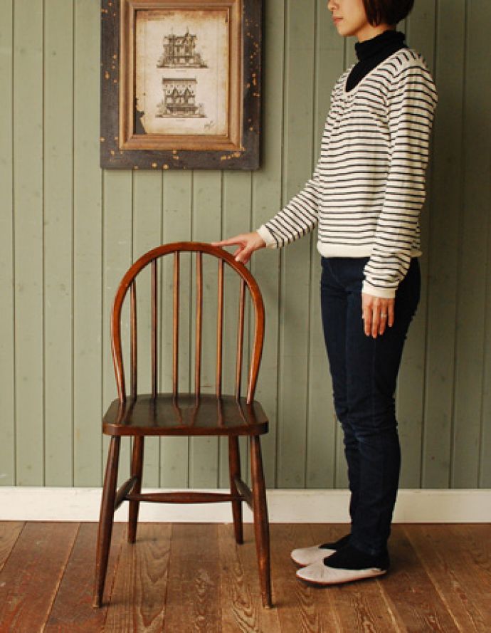 アーコールチェア　アンティーク チェア　茶色の北欧スタイルの椅子、アンティーク アーコール フープバックチェア （６本・まっすぐ・タグ有り）。脚のラインがまっすぐで、色は濃いチョコレート色です。(ear-6m-ct)