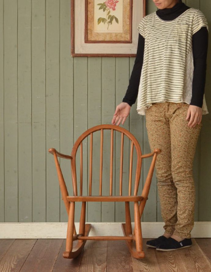 アーコールチェア アンティーク チェア アーム付きアーコール社のアンティークチェア、アーコール フープバック ロッキングチェア(タグ有り)。深く腰掛けると、とっても気持ちいいです。(ear-6r-a)