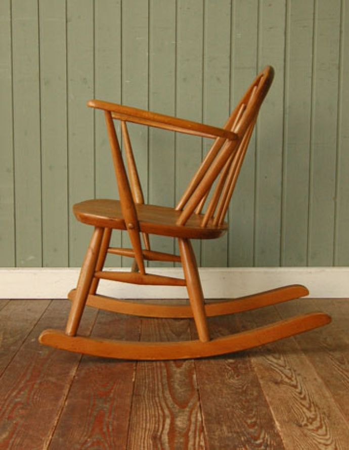 アーコールチェア アンティーク チェア アーム付きアーコール社のアンティークチェア、アーコール フープバック ロッキングチェア(タグ有り)。とっても可愛いインテリアのアクセントになりますよ。(ear-6r-a)