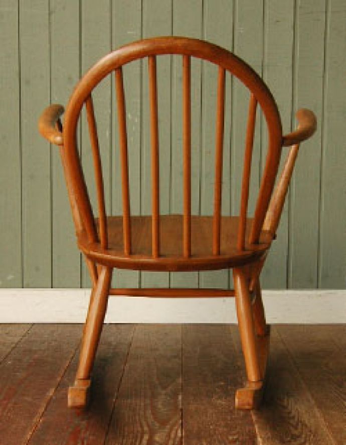 アーコールチェア アンティーク チェア アーム付きアーコール社のアンティークチェア、アーコール フープバック ロッキングチェア(タグ有り)。後ろから見ても絵になるアーコール。(ear-6r-a)