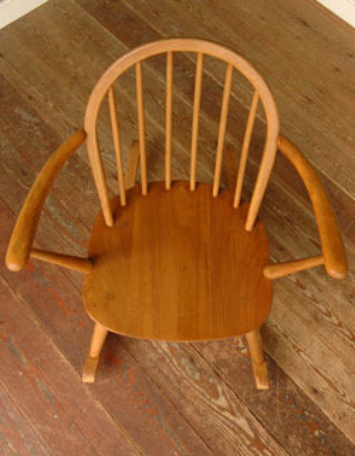 アーコールチェア アンティーク チェア アーム付きアーコール社のアンティークチェア、アーコール フープバック ロッキングチェア(タグ有り)。広々としていて、座りやすい座面。(ear-6r-a)