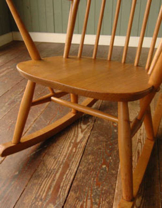 アーコールチェア アンティーク チェア アーム付きアーコール社のアンティークチェア、アーコール フープバック ロッキングチェア(タグ有り)。しっかりメンテナンスをしているので大柄な男性でも安心してお掛けください。(ear-6r-a)