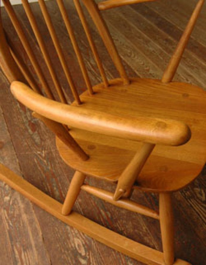 アーコールチェア アンティーク チェア アーム付きアーコール社のアンティークチェア、アーコール フープバック ロッキングチェア(タグ有り)。木のカーブの曲線が、ほれぼれする程美しいです。(ear-6r-a)