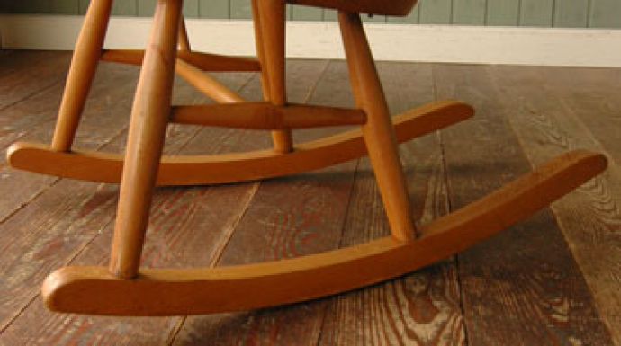 アーコールチェア アンティーク チェア アーム付きアーコール社のアンティークチェア、アーコール フープバック ロッキングチェア(タグ有り)。大人も子どもも楽しくなってしまうロッキングチェアです。(ear-6r-a)