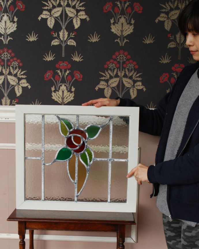 アンティーク雑貨　グラデーションの花びらが可愛いアンティークステンドグラス。ガラスの凹凸の違いで光りの影が変わるのが楽しい！１日を通してお楽しみください。(g-1005)