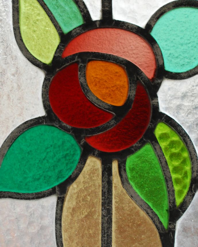 アンティーク雑貨　グラデーションの花びらが可愛いアンティークステンドグラス。ぬくもりのあるアンティークのガラスから光が差仕込むと、お部屋がやさしい空気に包まれてとても素敵です。(g-1005)