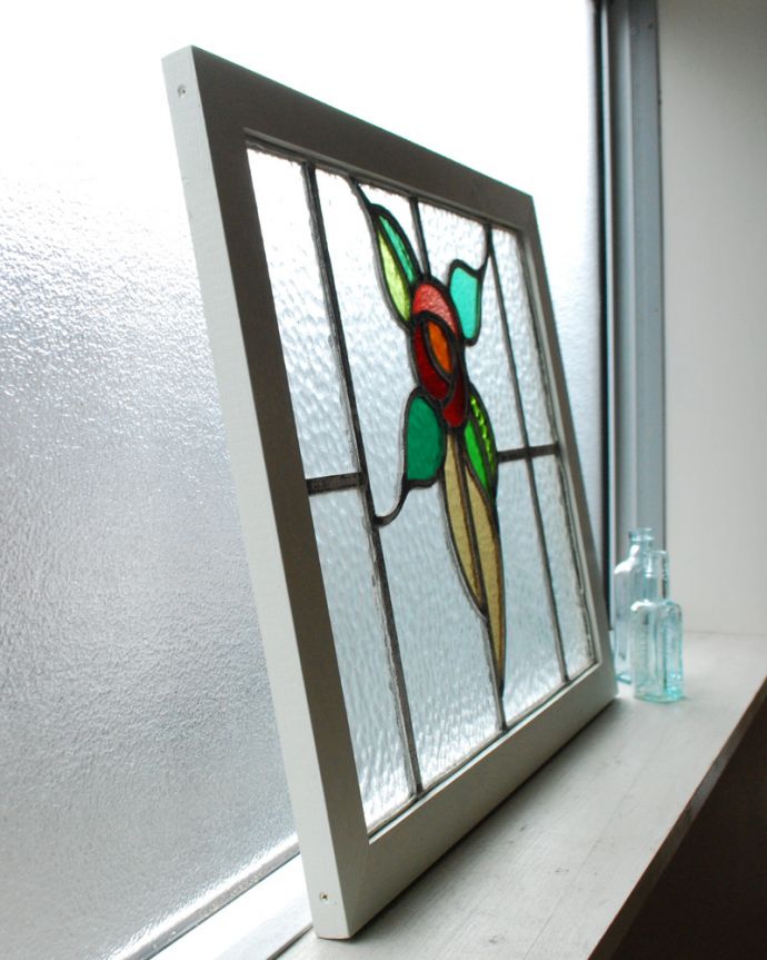 アンティーク雑貨　グラデーションの花びらが可愛いアンティークステンドグラス。窓辺や壁に立て掛けるのもオススメです。(g-1005)