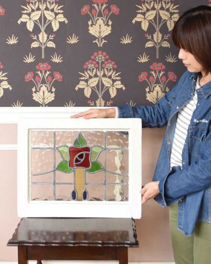 アンティーク ステンドグラス　アンティーク雑貨　赤いお花×パープルの雫が可愛いアンティーク ステンドグラス 。ガラスの凹凸の違いで光りの影が変わるのが楽しい！１日を通してお楽しみください。(g-1020)