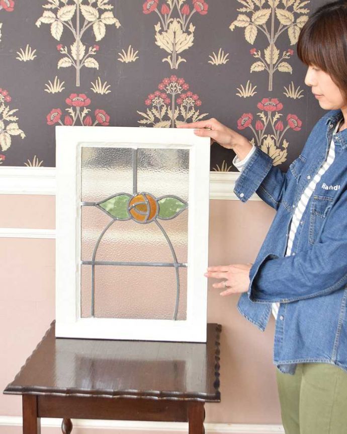 アンティーク ステンドグラス　アンティーク雑貨　オレンジローズが可愛いアンティークステンドグラス。ガラスの凹凸の違いで光りの影が変わるのが楽しい！１日を通してお楽しみください。(g-1022)