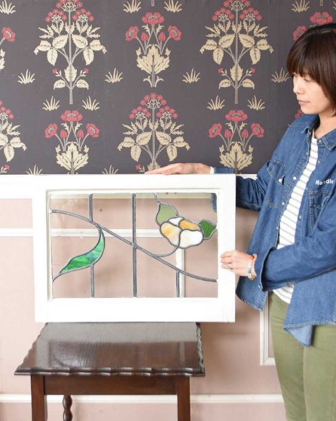 アンティーク ステンドグラス　アンティーク雑貨　お花が風にそよぐマーブルガラスが使われたアンティークステンドグラス。ガラスの凹凸の違いで光りの影が変わるのが楽しい！１日を通してお楽しみください。(g-1023)