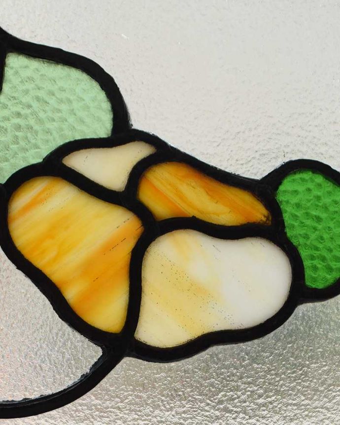 アンティーク ステンドグラス　アンティーク雑貨　お花が風にそよぐマーブルガラスが使われたアンティークステンドグラス。ぬくもりのあるアンティークのガラスから光が差仕込むと、お部屋がやさしい空気に包まれてとても素敵です。(g-1023)