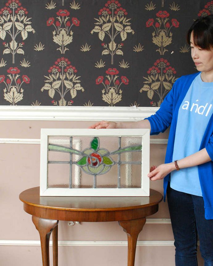 アンティーク ステンドグラス　アンティーク雑貨　赤いローズ×爽やかなグリーンのドットガラスのアンティークステンドグラス 。ガラスの凹凸の違いで光りの影が変わるのが楽しい！１日を通してお楽しみください。(g-1035)