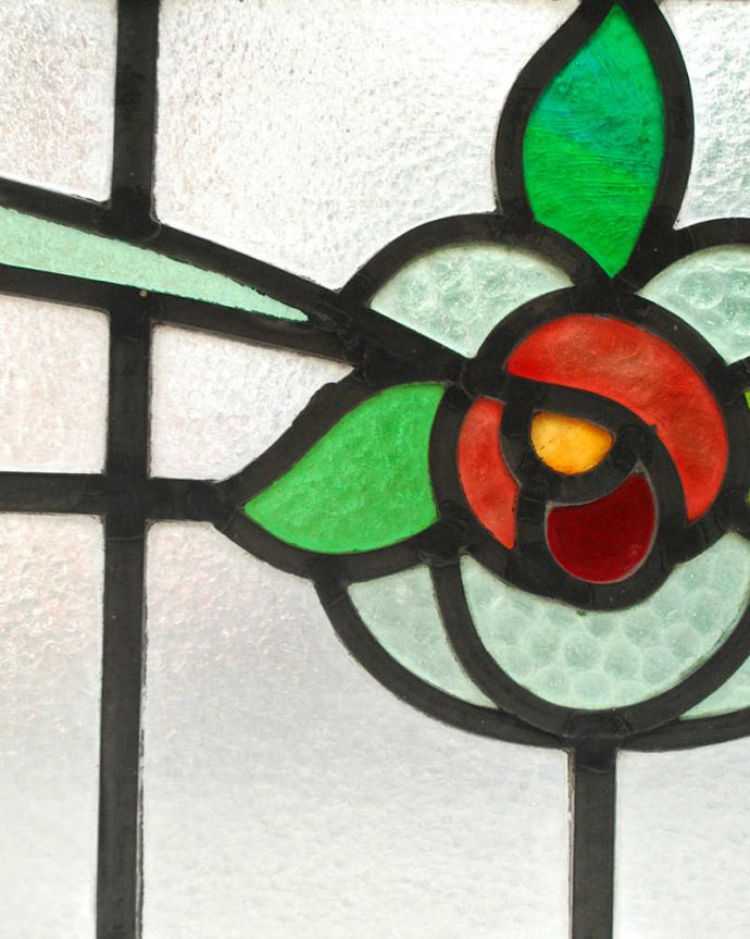 アンティーク ステンドグラス　アンティーク雑貨　赤いローズ×爽やかなグリーンのドットガラスのアンティークステンドグラス 。ぬくもりのあるアンティークのガラスから光が差仕込むと、お部屋がやさしい空気に包まれてとても素敵です。(g-1035)