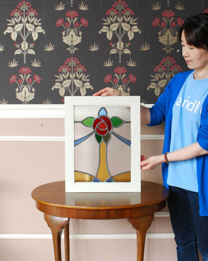 アンティーク ステンドグラス アンティーク雑貨 赤い一輪の薔薇×ブルーのリボンが美しいアンティーク ステンドグラス。ガラスの凹凸の違いで光りの影が変わるのが楽しい!1日を通してお楽しみください。(g-1036)