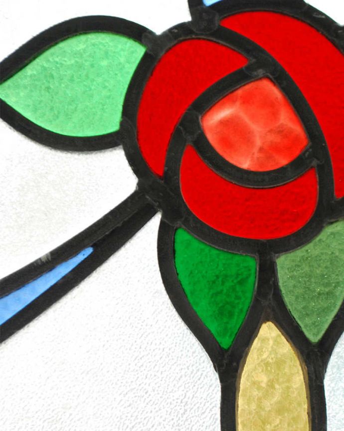 アンティーク ステンドグラス アンティーク雑貨 赤い一輪の薔薇×ブルーのリボンが美しいアンティーク ステンドグラス。ぬくもりのあるアンティークのガラスから光が差仕込むと、お部屋がやさしい空気に包まれてとても素敵です。(g-1036)