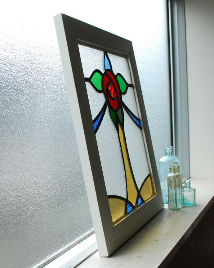 アンティーク ステンドグラス アンティーク雑貨 赤い一輪の薔薇×ブルーのリボンが美しいアンティーク ステンドグラス。窓辺に立て掛けるのもいいですよ。(g-1036)