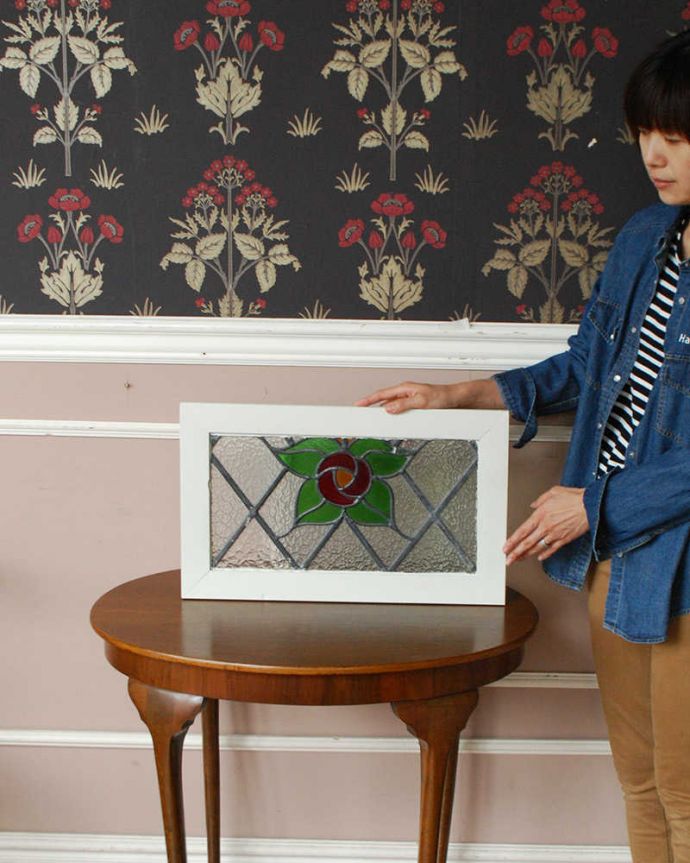 アンティーク ステンドグラス　アンティーク雑貨　どこにでもディスプレイできる小さなサイズ、赤いローズのアンティークステンドグラス。ガラスの凹凸の違いで光りの影が変わるのが楽しい！１日を通してお楽しみください。(g-1037)