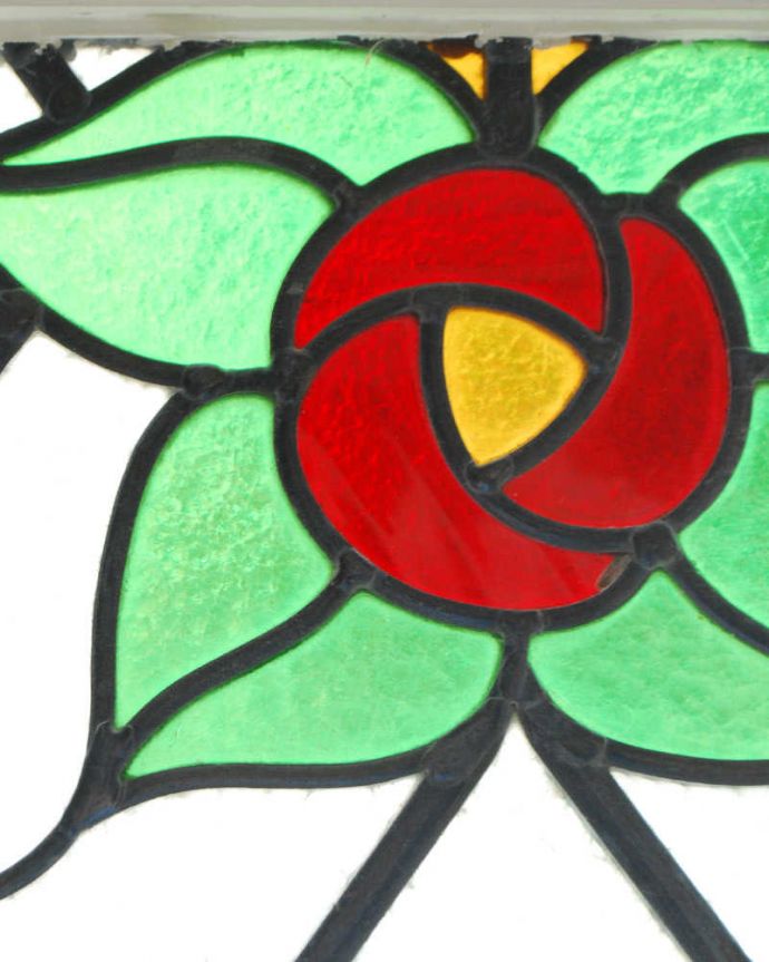 アンティーク ステンドグラス　アンティーク雑貨　どこにでもディスプレイできる小さなサイズ、赤いローズのアンティークステンドグラス。ぬくもりのあるアンティークのガラスから光が差仕込むと、お部屋がやさしい空気に包まれてとても素敵です。(g-1037)