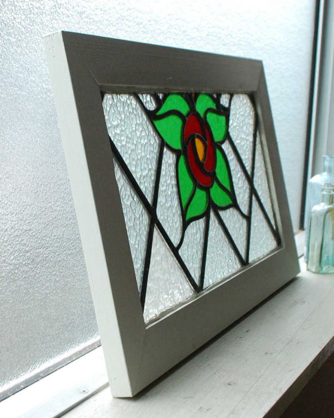 アンティーク ステンドグラス　アンティーク雑貨　どこにでもディスプレイできる小さなサイズ、赤いローズのアンティークステンドグラス。窓辺に立て掛けるのもいいですよ。(g-1037)