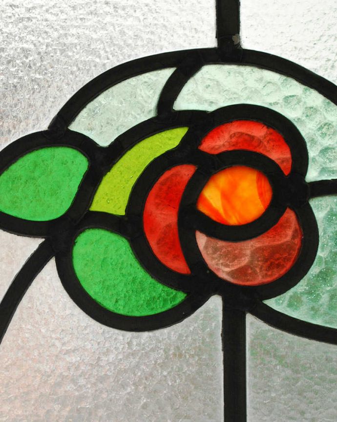 アンティーク ステンドグラス アンティーク雑貨 マーブルガラスの赤いお花が可愛い、英国輸入のアンティーク ステンドグラス。ぬくもりのあるアンティークのガラスから光が差仕込むと、お部屋がやさしい空気に包まれてとても素敵です。(g-1039)