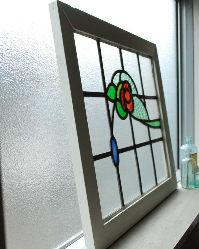 アンティーク ステンドグラス アンティーク雑貨 マーブルガラスの赤いお花が可愛い、英国輸入のアンティーク ステンドグラス。窓辺に立て掛けるのもいいですよ。(g-1039)