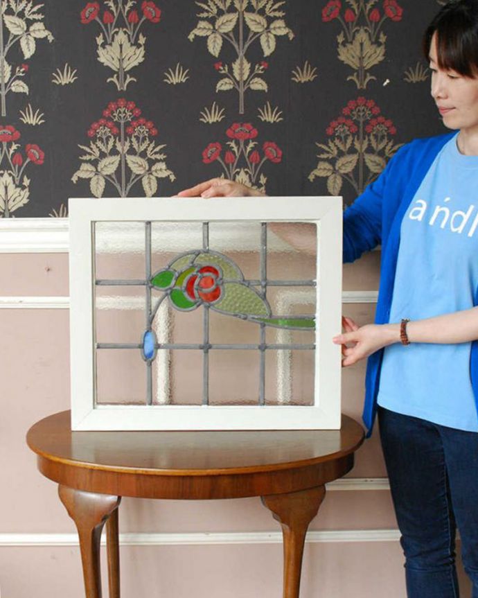 アンティーク ステンドグラス アンティーク雑貨 マーブルガラスの赤いお花が可愛い、英国輸入のアンティーク ステンドグラス。ガラスの凹凸の違いで光りの影が変わるのが楽しい!1日を通してお楽しみください。(g-1039)