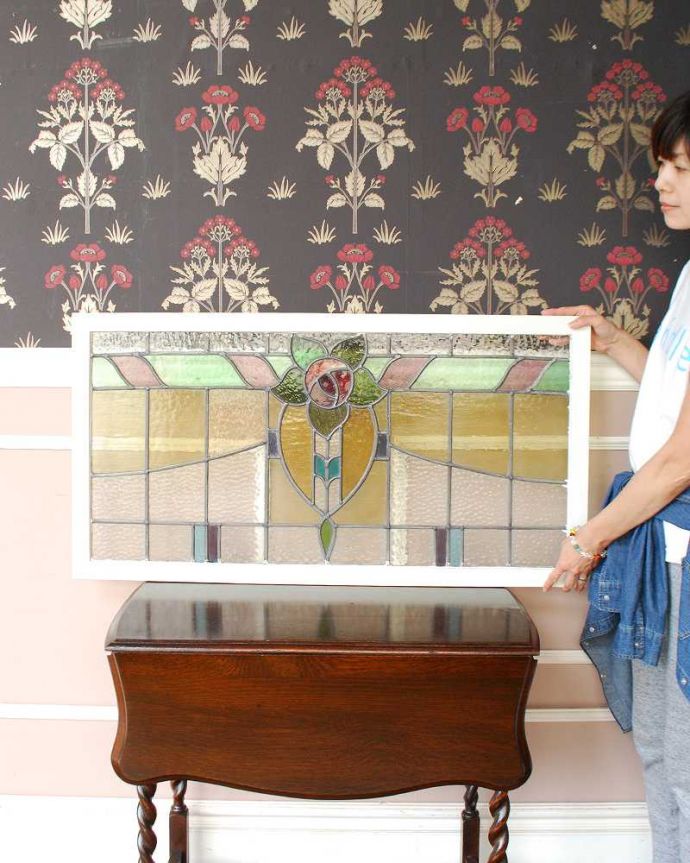 アンティーク ステンドグラス アンティーク雑貨 赤いローズにピンクのリボンがかかったアンティークステンドグラス 。ガラスの凹凸の違いで光りの影が変わるのが楽しい!1日を通してお楽しみください。(g-1041)