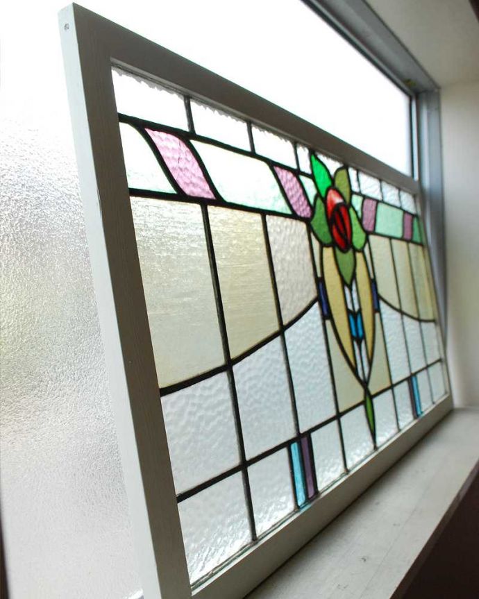 アンティーク ステンドグラス アンティーク雑貨 赤いローズにピンクのリボンがかかったアンティークステンドグラス 。窓辺に立て掛けるのもオススメです。(g-1041)