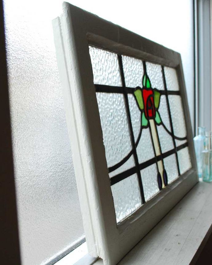 アンティーク ステンドグラス アンティーク雑貨 真っ赤なバラと黄色のリボンが可愛いアンティーク ステンドグラス。窓辺に立て掛けるのもオススメです。(g-1045)