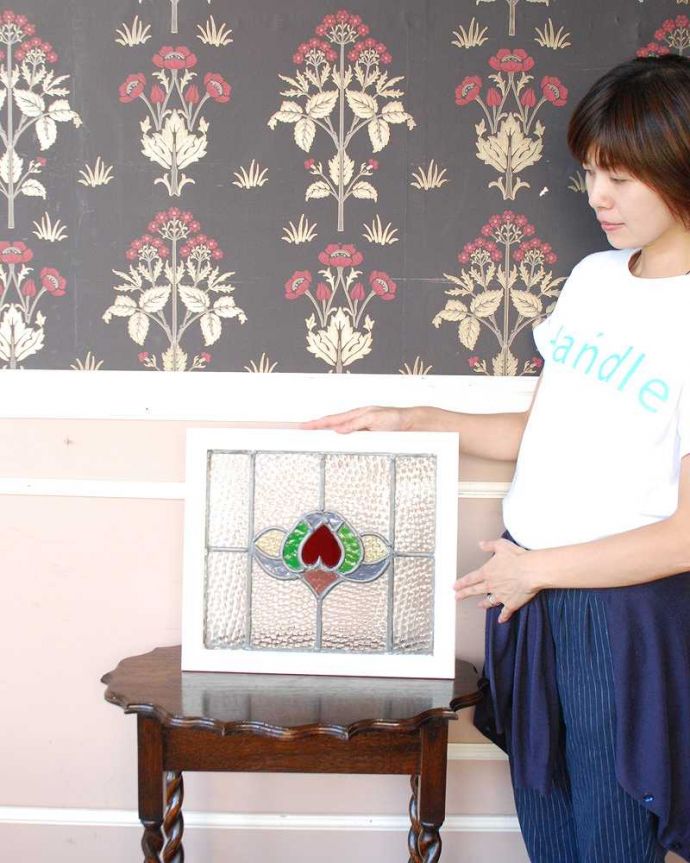 アンティーク ステンドグラス アンティーク雑貨 カラフルなカラーガラスのモチーフ、アンティーク ステンドグラス。ガラスの凹凸の違いで光りの影が変わるのが楽しい!1日を通してお楽しみください。(g-1067)