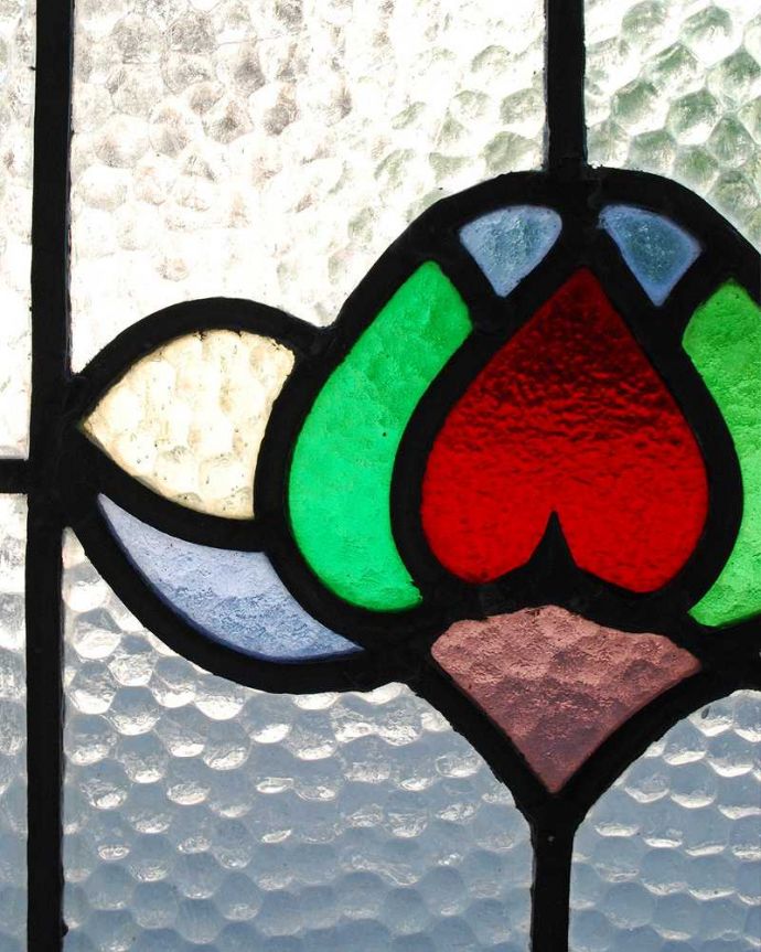 アンティーク ステンドグラス アンティーク雑貨 カラフルなカラーガラスのモチーフ、アンティーク ステンドグラス。ぬくもりのあるアンティークのガラスから光が差仕込むと、お部屋がやさしい空気に包まれてとても素敵です。(g-1067)