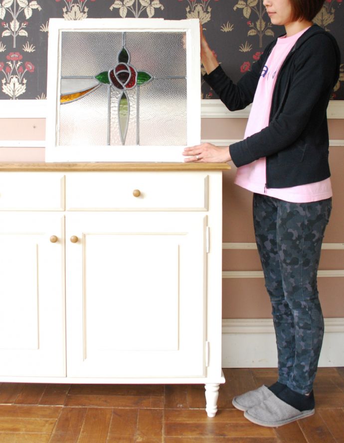 アンティーク ステンドグラス　アンティーク雑貨　赤い一輪の薔薇が美しいアンティーク ステンドグラス。ガラスの凹凸の違いで光りの影が変わるのが楽しい！１日を通してお楽しみください。(g-218)