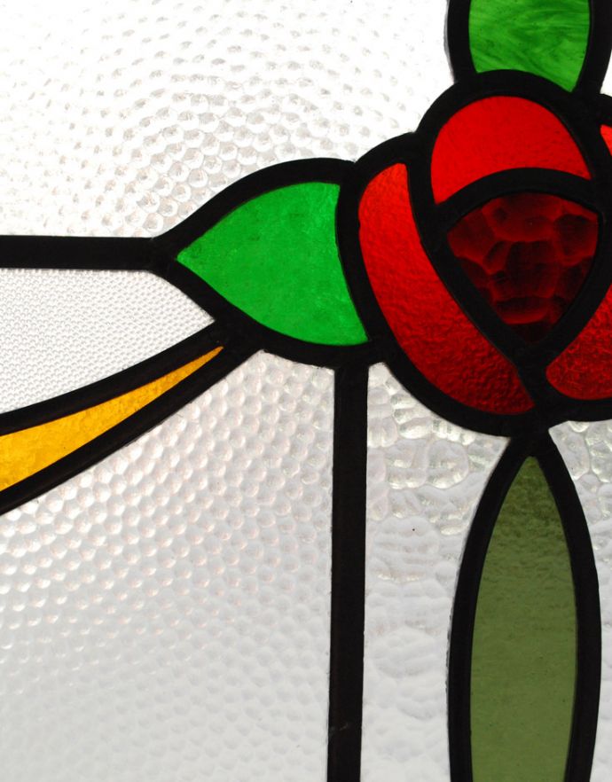 アンティーク ステンドグラス　アンティーク雑貨　赤い一輪の薔薇が美しいアンティーク ステンドグラス。ぬくもりのあるアンティークのガラスから光が差仕込むと、お部屋がやさしい空気に包まれてとても素敵です。(g-218)