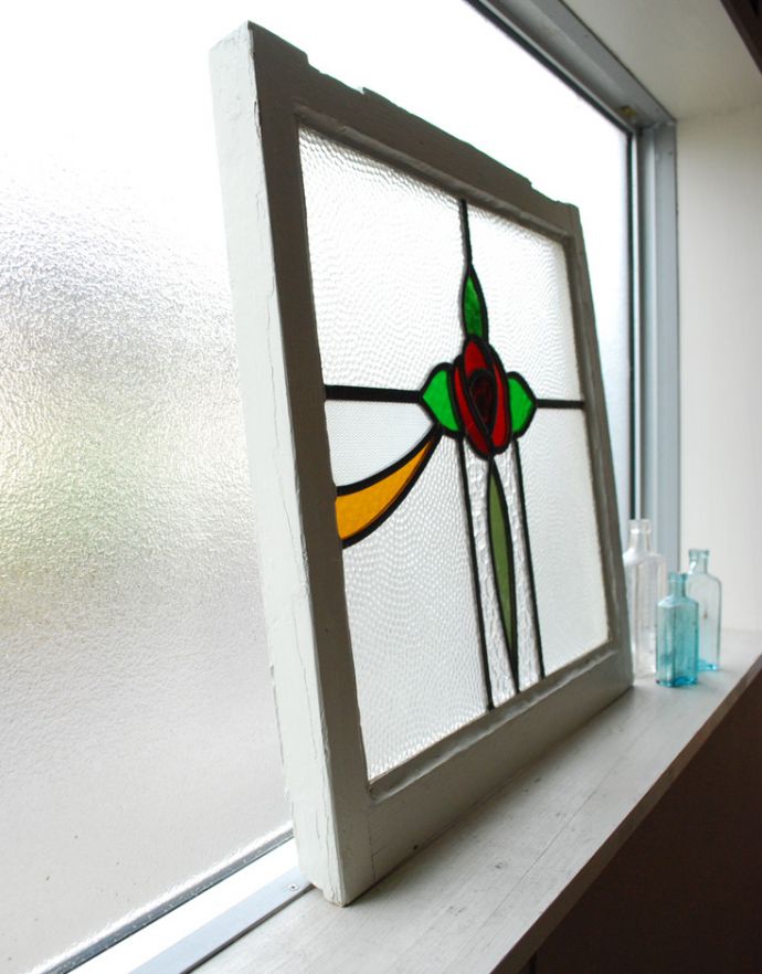 アンティーク ステンドグラス　アンティーク雑貨　赤い一輪の薔薇が美しいアンティーク ステンドグラス。窓辺や壁に立て掛けるのもオススメです。(g-218)