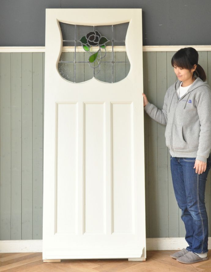 ドア・ゲート　アンティーク家具　赤い薔薇のステンドグラスが付いた、ペイント仕上げのアンティーク ステンドグラス ドア。海外らしい大きなドア！迫力がありますよ。(g-460-f-1)