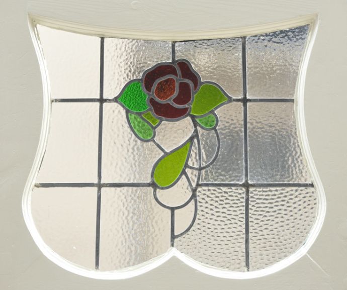 ドア・ゲート　アンティーク家具　赤い薔薇のステンドグラスが付いた、ペイント仕上げのアンティーク ステンドグラス ドア。ぬくもりのあるアンティークのガラスから光が差仕込むと、お部屋がやさしい空気に包まれてとても素敵です。(g-460-f-1)