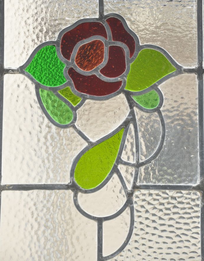 ドア・ゲート　アンティーク家具　赤い薔薇のステンドグラスが付いた、ペイント仕上げのアンティーク ステンドグラス ドア。凹凸のあるガラスが使われているので、ガラスの向こう側が見えくいようになっています。(g-460-f-1)