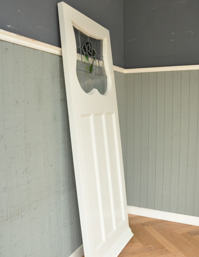 ドア・ゲート　アンティーク家具　赤い薔薇のステンドグラスが付いた、ペイント仕上げのアンティーク ステンドグラス ドア。厚みはこんな感じ。(g-460-f-1)