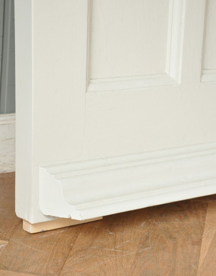 ドア・ゲート　アンティーク家具　赤い薔薇のステンドグラスが付いた、ペイント仕上げのアンティーク ステンドグラス ドア。装飾にもこだわりが感じれます。(g-460-f-1)