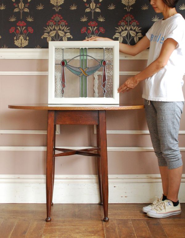 アンティーク ステンドグラス　アンティーク雑貨　パステルカラーのリボンのアンティーク ステンドグラス。ガラスからこぼれる光をいつまでも見ていたくなる・・・そんなステンドグラスです。(g-916)