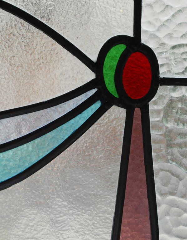 アンティーク ステンドグラス　アンティーク雑貨　パステルカラーのリボンのアンティーク ステンドグラス。ぬくもりのあるアンティークのガラスから光が差仕込むと、お部屋がやさしい空気に包まれてとても素敵です。(g-916)