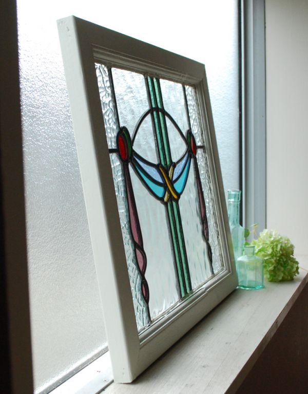 アンティーク ステンドグラス　アンティーク雑貨　パステルカラーのリボンのアンティーク ステンドグラス。窓辺に立て掛けるのもいいですよ。(g-916)