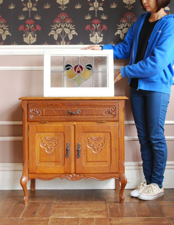 アンティーク ステンドグラス アンティーク雑貨 ハート×可愛いローズ、小さくて可愛いサイズのアンティーク ステンドグラス。ガラスの凹凸の違いで光りの影が変わるのが楽しい!1日を通してお楽しみください。(g-923)