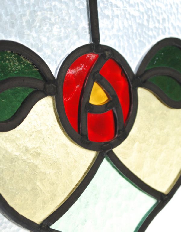 アンティーク ステンドグラス アンティーク雑貨 ハート×可愛いローズ、小さくて可愛いサイズのアンティーク ステンドグラス。ぬくもりのあるアンティークのガラスから光が差仕込むと、お部屋がやさしい空気に包まれてとても素敵です。(g-923)