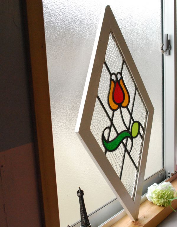 アンティーク雑貨　珍しいダイヤモチーフ、お花が可愛く咲いたアンティークステンドグラス。窓辺に立て掛けるのもいいですよ。(g-930)