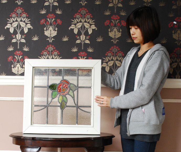 アンティーク雑貨　マーブル模様の可愛いローズ、アンティークステンドグラス。ガラスの凹凸の違いで光りの影が変わるのが楽しい！１日を通してお楽しみください。(g-937)